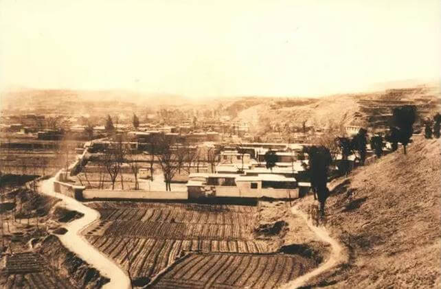 3月23日，毛主席和中央軍委領導以及警衛團、工作人員從西柏坡出發了